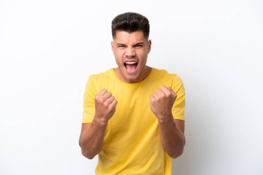 Beyaz arka planda izole edilmiş genç beyaz adam kötü bir durum yüzünden hayal kırıklığına uğradı.