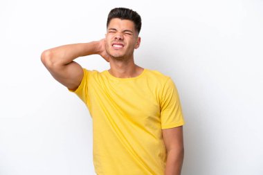 Beyaz arka planda boynu ağrıyan genç beyaz bir adam.