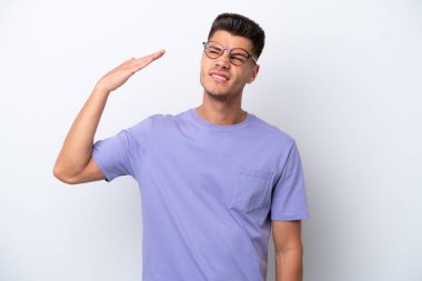 Beyaz arka planda izole edilmiş, yorgun ve hasta bir yüzü olan genç beyaz bir adam.