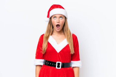 Anne Noel gibi giyinmiş beyaz bir kadın beyaz arka planda izole edilmiş yukarı bakıyor ve şaşırmış bir ifadeyle