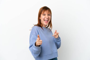 Kızıl saçlı kız beyaz arka planda izole edilmiş ve gülümsüyor.