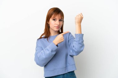 Kızıl saçlı kız beyaz arka planda izole edilmiş, geç kalma hareketi yapıyor.