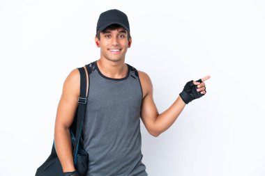 Beyaz arka planda izole edilmiş spor çantalı, beyaz tenli genç beyaz adam...