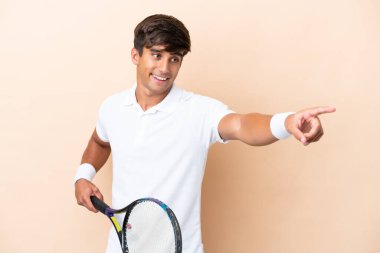 Kafkas kökenli genç adam, Ekim 'de tenis oynarken izole edilmiş.