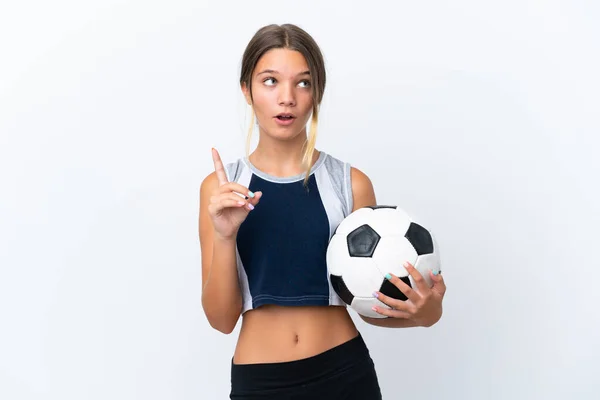 배경에서 고립된 축구를 코카서스 소녀가 손가락을 가리키는 생각을 합니다 — 스톡 사진