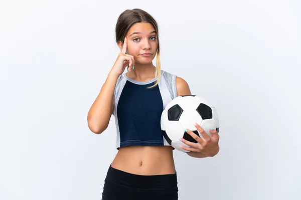 Menina Caucasiana Jogar Futebol Isolado Fundo Branco Pensando Uma Ideia — Fotografia de Stock