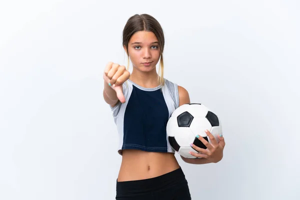 배경에서 고립된 축구를 코카서스 소녀는 부정적 표현으로 엄지손가락을 아래로 내리고 — 스톡 사진