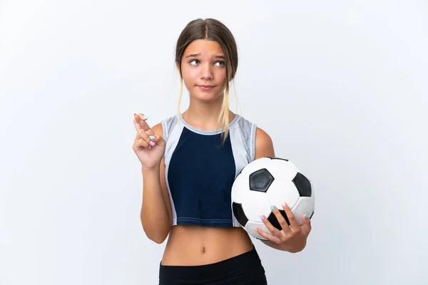 배경에서 고립된 축구를 코카서스 소녀는 손가락을 교차시키고 최고의 바라며 — 스톡 사진