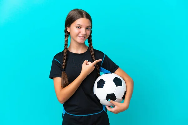 Malá Kavkazská Dívka Izolované Modrém Pozadí Fotbalovým Míčem Ukazuje Boční — Stock fotografie
