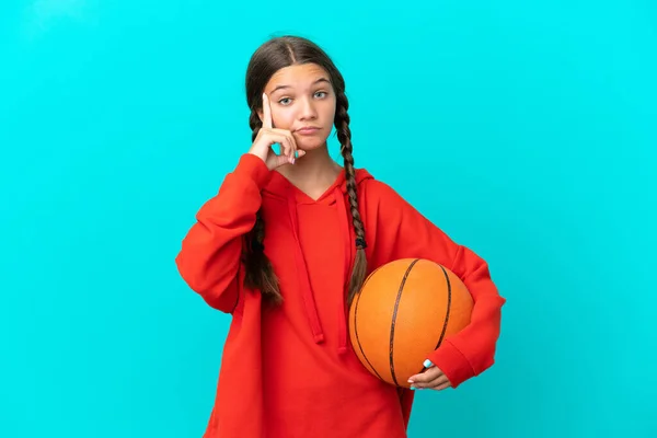 Kis Kaukázusi Lány Játszik Kosárlabda Elszigetelt Kék Háttér Gondolkodás Egy — Stock Fotó