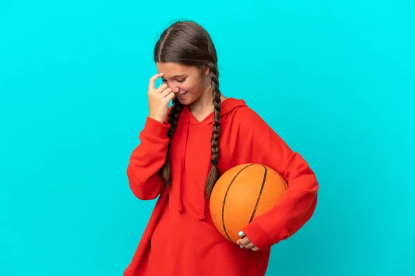 Klein Kaukasisch Meisje Spelen Basketbal Geïsoleerd Blauwe Achtergrond Lachen — Stockfoto
