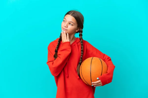 Piccola Ragazza Caucasica Che Gioca Basket Isolato Sfondo Blu Guardando — Foto Stock