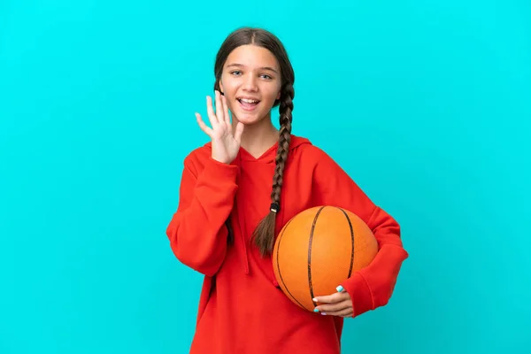 Little Caucasian Girl Playing Basketball Isolated Blue Background Shouting Mouth — Foto de Stock