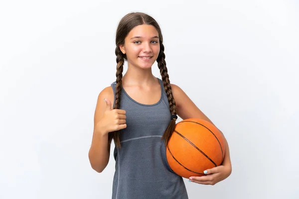一个被白色背景隔离的高加索小女孩打篮球 大拇指高举 — 图库照片