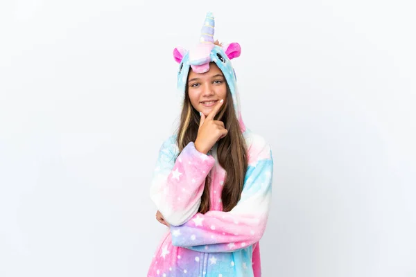 Niña Caucásica Usando Pijama Unicornio Aislado Sobre Fondo Blanco Sonriendo —  Fotos de Stock