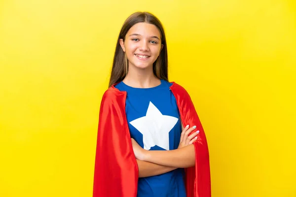 Klein Kaukasisch Superheld Meisje Geïsoleerd Gele Achtergrond Houden Van Armen — Stockfoto