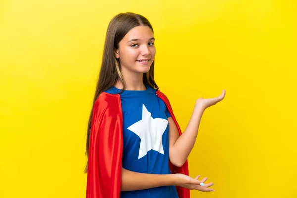 Kleines Kaukasisches Superheldenmädchen Auf Gelbem Hintergrund Das Die Hände Zur — Stockfoto