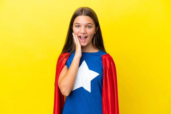 Kleines Kaukasisches Superheldenmädchen Auf Gelbem Hintergrund Mit Überraschung Und Schockiertem — Stockfoto