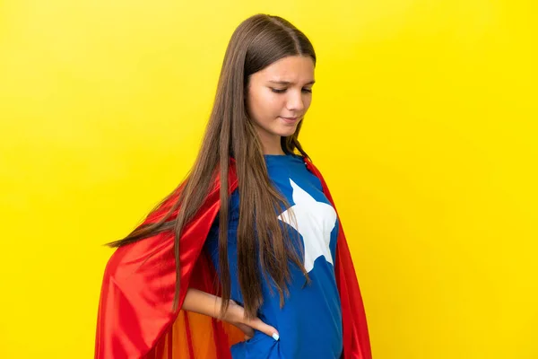 Kleines Kaukasisches Superheldenmädchen Auf Gelbem Hintergrund Das Unter Rückenschmerzen Leidet — Stockfoto