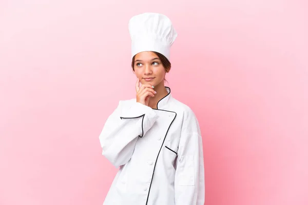 Pouco Caucasiano Chef Menina Isolado Fundo Rosa Pensando Uma Ideia — Fotografia de Stock
