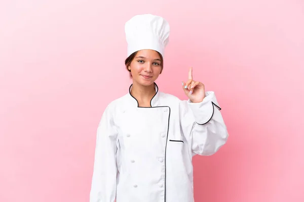 Pouco Caucasiano Chef Menina Isolada Fundo Rosa Apontando Com Dedo — Fotografia de Stock
