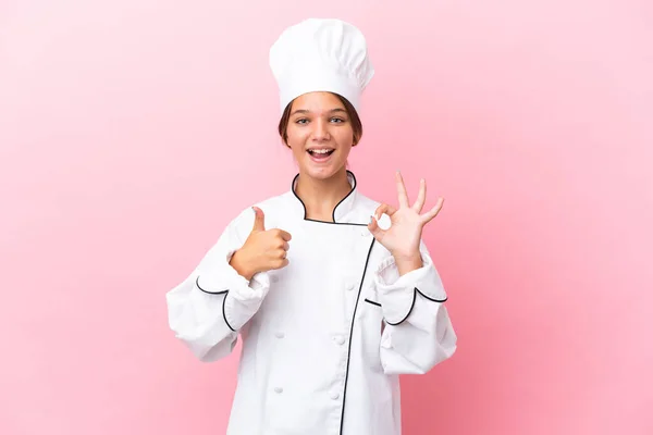 Pouco Branco Chef Menina Isolado Fundo Rosa Mostrando Sinal Polegar — Fotografia de Stock