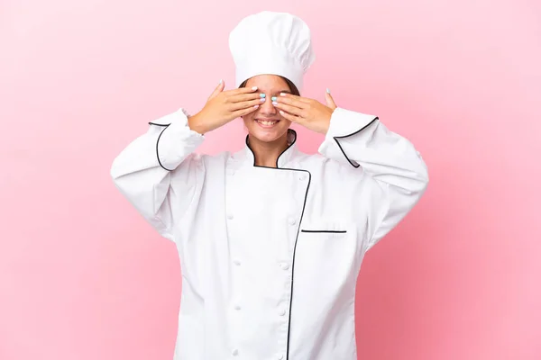 Kleine Kaukasische Kochmädchen Isoliert Auf Rosa Hintergrund Bedecken Augen Mit — Stockfoto