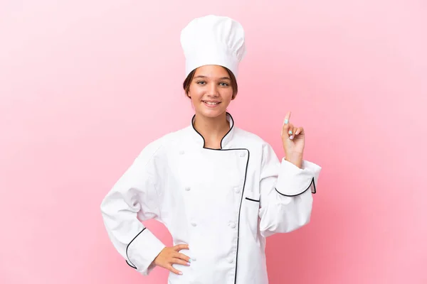 Pequena Menina Chef Caucasiano Isolado Fundo Rosa Mostrando Levantando Dedo — Fotografia de Stock
