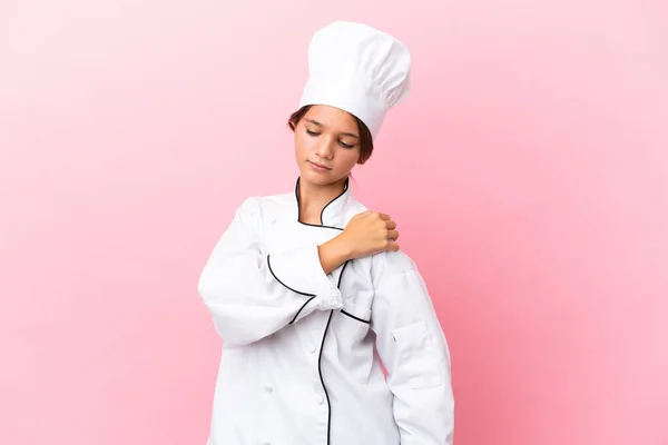 Pouco Menina Chef Caucasiano Isolado Fundo Rosa Sofrendo Dor Ombro — Fotografia de Stock