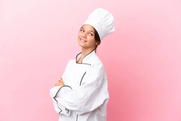 Pouco Caucasiano Chef Menina Isolado Fundo Rosa Com Braços Cruzados — Fotografia de Stock