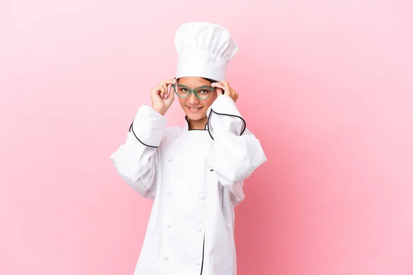 Pouco Caucasiano Chef Menina Isolado Fundo Rosa Com Óculos Surpreendido — Fotografia de Stock