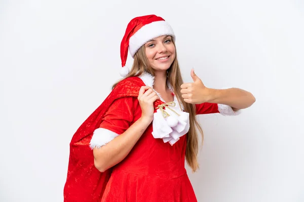 Młoda Biała Kobieta Ubrana Jak Mama Noel Trzymająca Świąteczny Worek — Zdjęcie stockowe