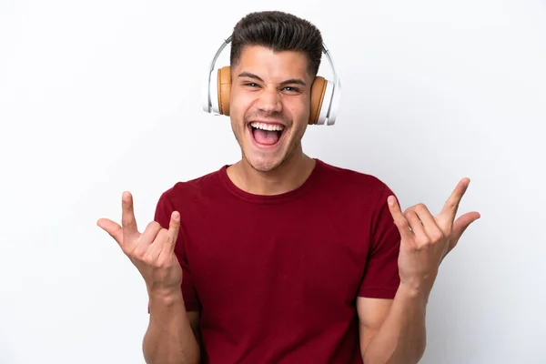 Νεαρός Καυκάσιος Άνδρας Απομονωμένος Λευκό Φόντο Ακούγοντας Μουσική Κάνοντας Ροκ — Φωτογραφία Αρχείου