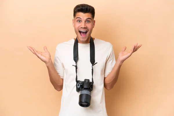 Jovem Fotógrafo Caucasiano Isolado Fundo Bege Com Expressão Facial Chocada — Fotografia de Stock