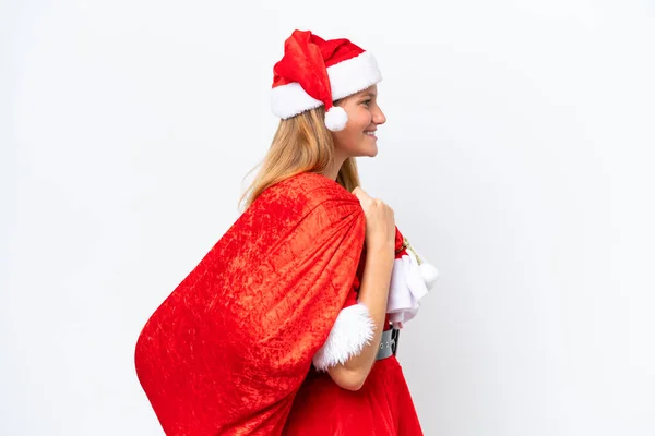 若いですCaucasian女性として身に着けていますママNoel保持クリスマスサック隔離された白い背景に幸せな表情 — ストック写真