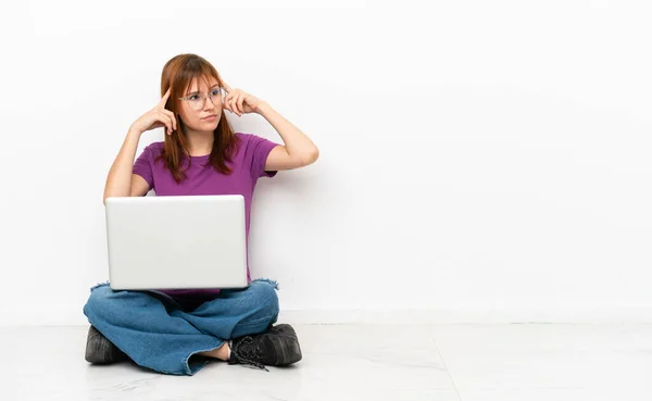 Rothaariges Mädchen Mit Laptop Das Auf Dem Boden Sitzt Zweifel — Stockfoto