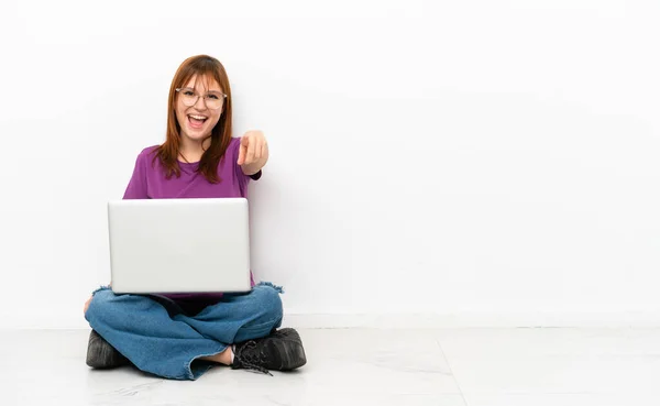 Rothaariges Mädchen Mit Laptop Sitzt Überrascht Auf Dem Boden Und — Stockfoto