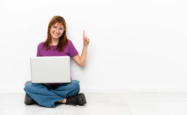 Rothaarige Mädchen Mit Einem Laptop Auf Dem Boden Sitzt Und — Stockfoto
