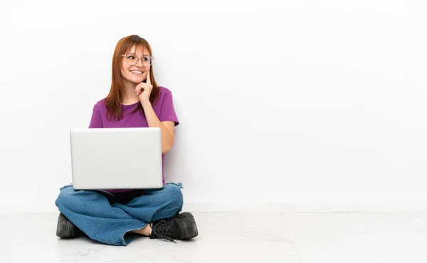 Rothaarige Mädchen Mit Einem Laptop Auf Dem Boden Sitzend Eine — Stockfoto