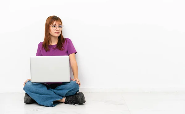 Rothaariges Mädchen Mit Laptop Auf Dem Boden Sitzend Und Zur — Stockfoto
