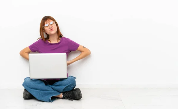 Rothaariges Mädchen Mit Laptop Sitzt Auf Dem Boden Und Leidet — Stockfoto