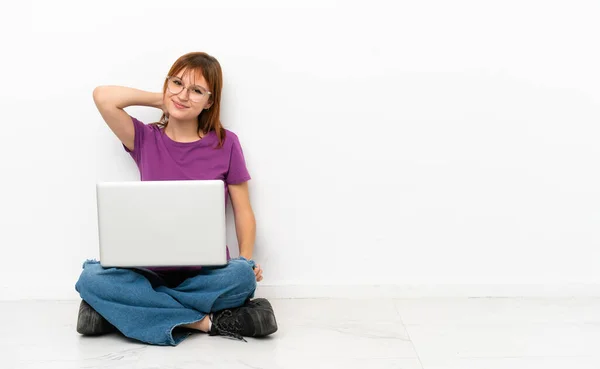 Rothaariges Mädchen Mit Laptop Auf Dem Boden Sitzend Und Lachend — Stockfoto