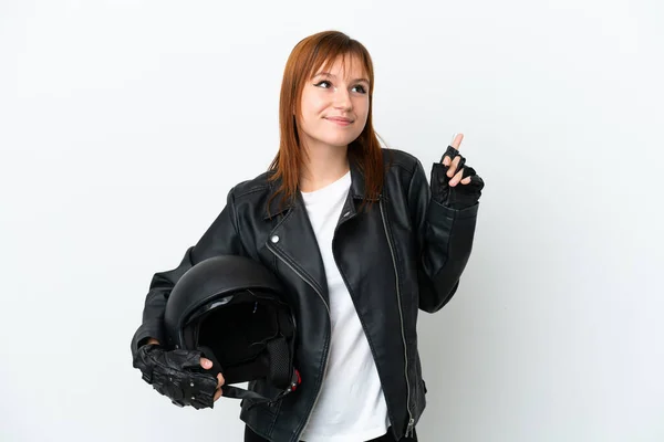 Руда Дівчина Мотоциклетним Шоломом Ізольована Білому Тлі Вказуючи Чудову Ідею — стокове фото