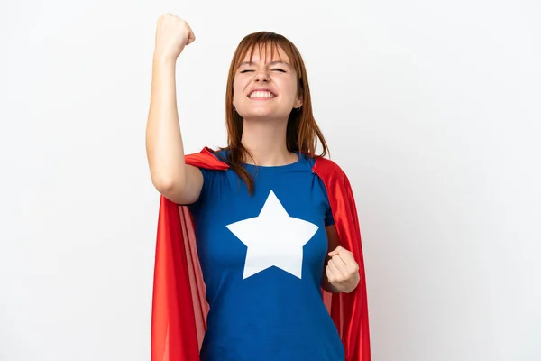スーパーヒーローの衣装で白い背景に隔離され 勝利を祝う赤毛の女の子 — ストック写真