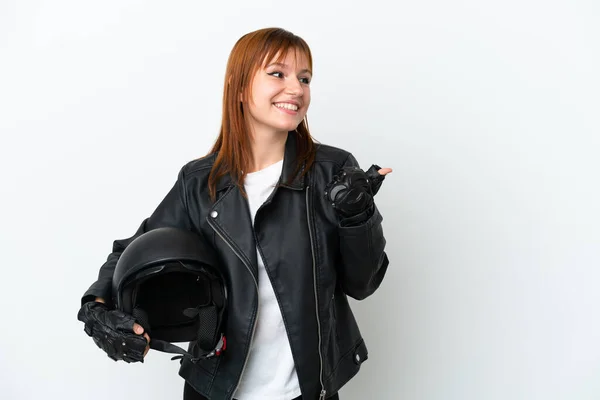 Руда Дівчина Мотоциклетним Шоломом Ізольована Білому Тлі Вказуючи Бік Щоб — стокове фото