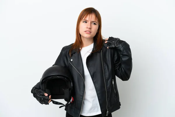Руда Дівчина Мотоциклетним Шоломом Ізольована Білому Тлі Страждає Від Болю — стокове фото