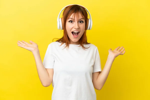 Redhead Κορίτσι Απομονώνονται Κίτρινο Φόντο Έκπληκτος Και Ακούγοντας Μουσική — Φωτογραφία Αρχείου