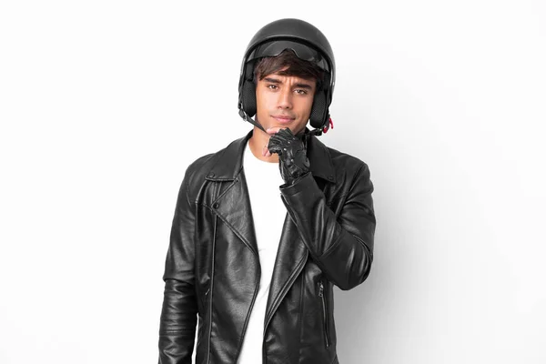 Молодий Чоловік Мотоциклетним Шоломом Ізольований Білому Тлі Має Сумніви Мислення — стокове фото