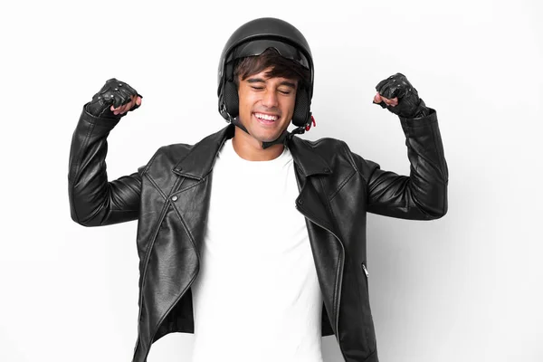 头戴摩托车头盔的年轻人 背靠白色背景 做着强有力的手势 — 图库照片