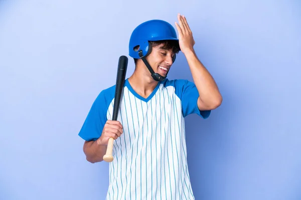 Baseball Kavkazský Muž Hráč Helmou Pálkou Izolované Modrém Pozadí Uvědomil — Stock fotografie